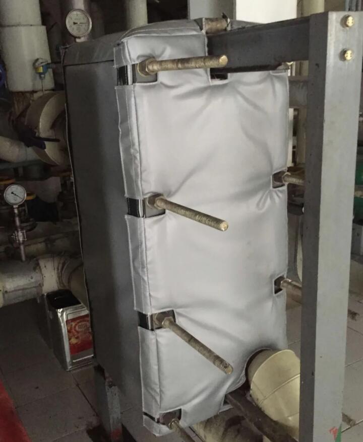 板式<a href=http://www.dindin365.com/e/tags/?tagname=%E6%8D%A2%E7%83%AD%E5%99%A8%E4%BF%9D%E6%B8%A9 target=_blank class=infotextkey>換熱器保溫</a>套